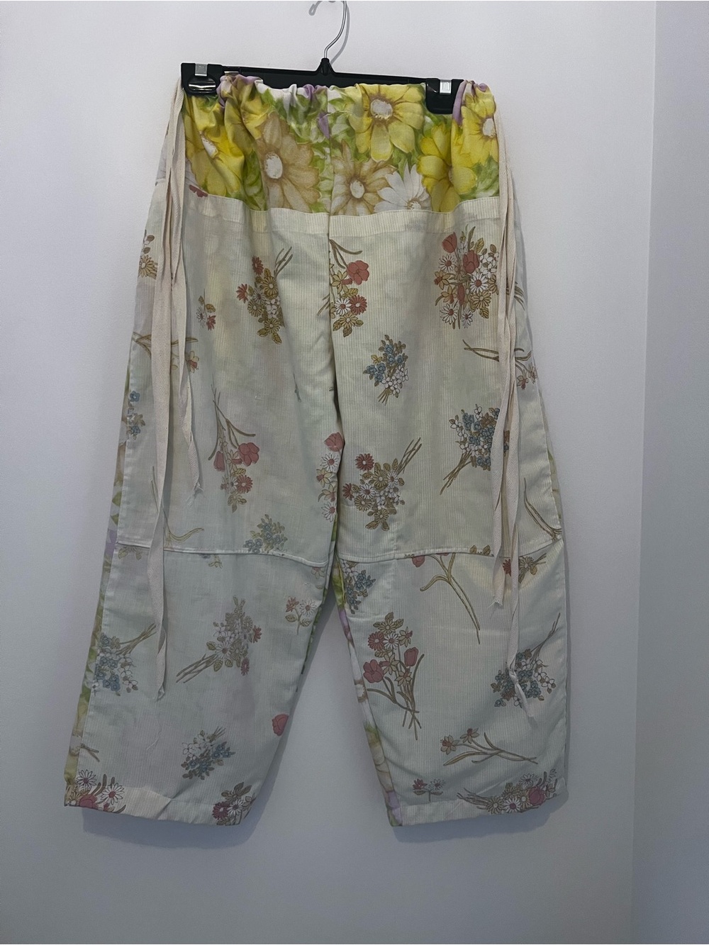 🌻-five-stitched by tina 
Draw string vintage material pants